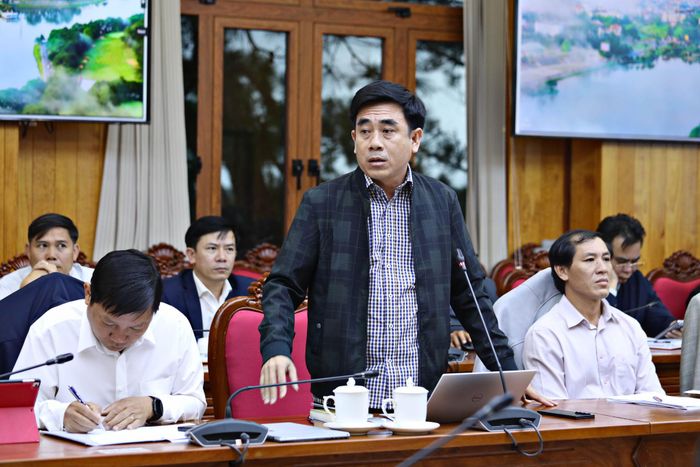 Phó Giám đốc Sở NN&MT Lê Thanh Sơn báo cáo công tác quản lý, bảo vệ rừng