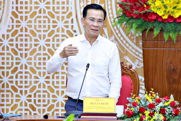 Ủy viên Ban Chấp hành Trung ương Đảng, Phó Bí thư Tỉnh ủy, Chủ tịch UBND tỉnh Hồ Văn Mười đề nghị ngành NN&MT tăng cường kiểm tra, giám sát trong việc giải quyết hồ sơ, thủ tục hành chính về đất đai của người dân, doanh nghiệp