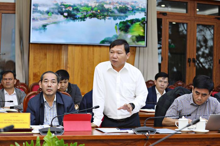 Phó Giám đốc Sở NN&MT Huỳnh Duy Khôi báo cáo giải pháp tháo gỡ vướng mắc bãi đổ thải cho các dự án cao tốc