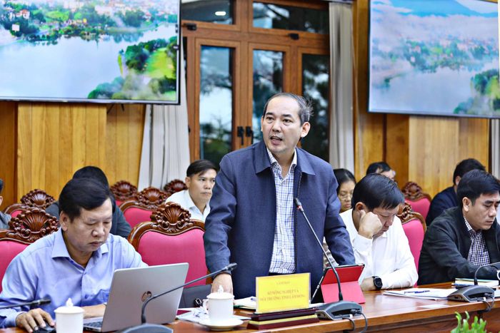 Phó Giám đốc Sở NN&MT Võ Văn Minh báo cáo tình hình quy hoạch xử lý rác thải, bảo đảm môi trường