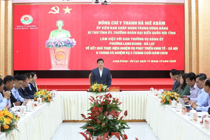 Đồng chí Y Thanh Hà Niê Kđăm, Ủy viên Ban Chấp hành Trung ương Đảng, Bí thư Tỉnh ủy, Trưởng Đoàn ĐBQH tỉnh Lâm Đồng phát biểu kết luận buổi làm việc