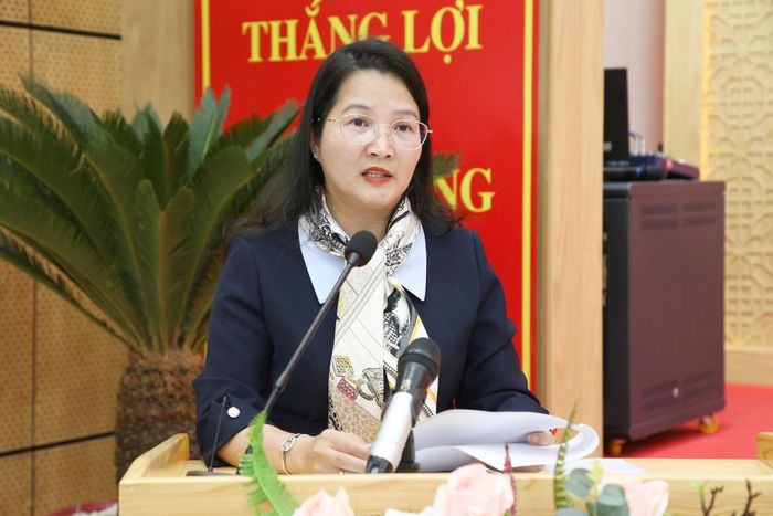 Đồng chí Trần Thị Chúc Quỳnh, Tỉnh ủy viên, Bí thư Đảng ủy phường Lang Biang - Đà Lạt báo cáo tại buổi làm việc