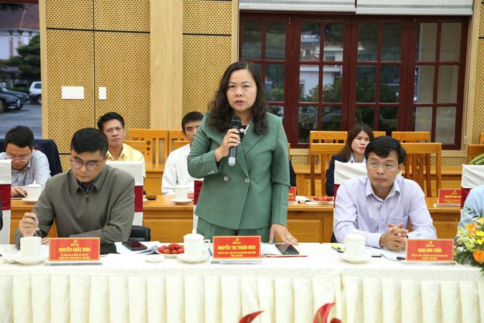 Đồng chí Nguyễn Thị Thuận Bích, Tỉnh ủy viên, Phó Chủ tịch HĐND tỉnh đề nghị địa phương tổ chức tốt Ngày hội Đại đoàn kết toàn dân tộc