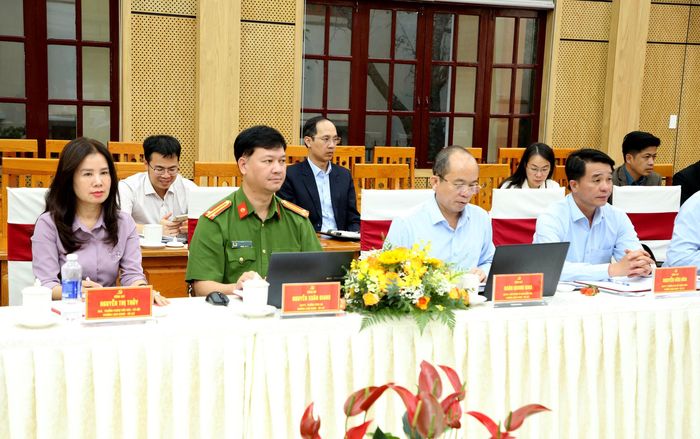 Các đồng chí trong Ban Thường vụ phường Lang Biang - Đà Lạt tham dự buổi làm việc