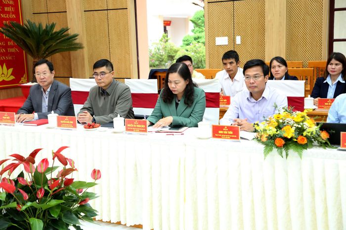 Các đại biểu tham dự buổi làm việc