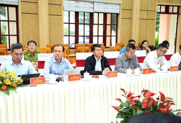 Lãnh đạo các sở, ban, ngành tham dự buổi làm việc