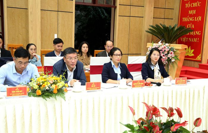 Các đồng chí trong Ban Thường vụ phường Lang Biang - Đà Lạt tham dự buổi làm việc
