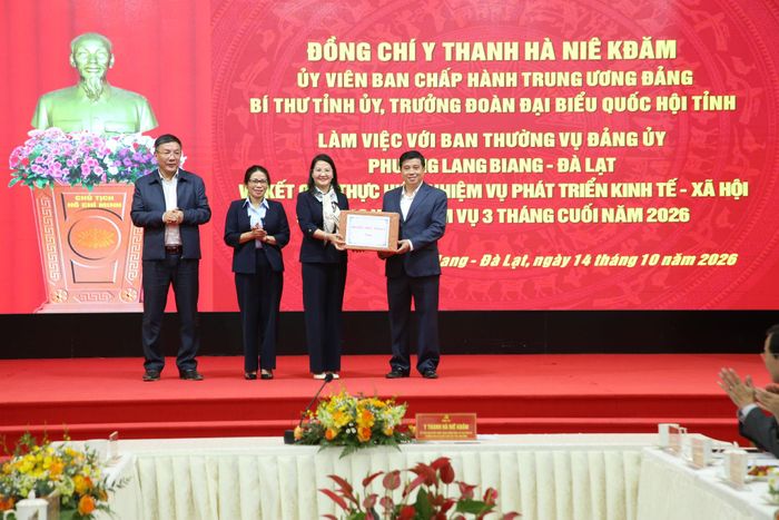 Đồng chí Y Thanh Hà Niê Kđăm, Ủy viên Ban Chấp hành Trung ương Đảng, Bí thư Tỉnh ủy, Trưởng Đoàn ĐBQH tỉnh Lâm Đồng tặng quà cho phường Lang Biang - Đà Lạt