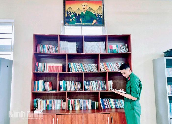 Cán bộ, chiến sĩ Tiểu đoàn Bộ binh 1, Trung đoàn Bộ binh 180, Bộ Chỉ huy Quân sự tỉnh tìm đọc sách tại Phòng Hồ Chí Minh của đơn vị.