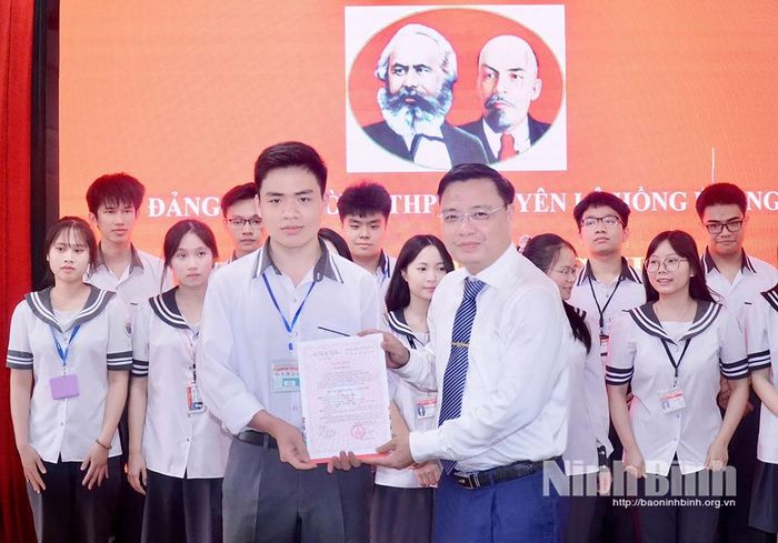 Đảng bộ Trường THPT chuyên Lê Hồng Phong tổ chức Lễ kết nạp Đảng cho học sinh ưu tú, góp phần tạo nguồn kế cận cho Đảng. Ảnh: Nguyễn Huỳnh