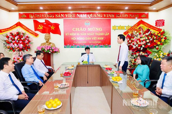 Quang cảnh buổi chúc mừng.