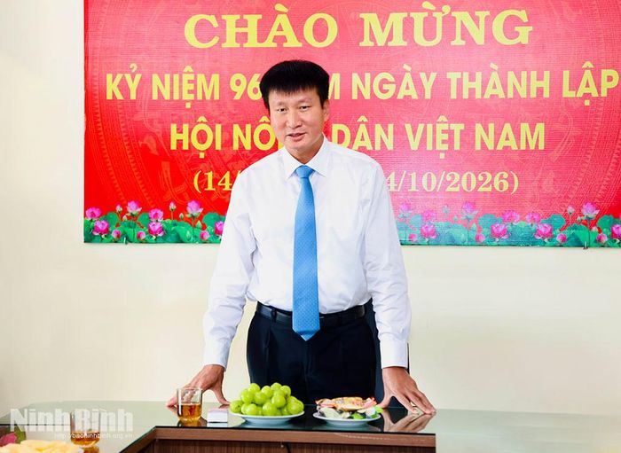 Đồng chí Trần Huy Tuấn, Ủy viên Trung ương Đảng, Bí thư Tỉnh uỷ phát biểu chúc mừng tập thể lãnh đạo, cán bộ Hội nông dân tỉnh.