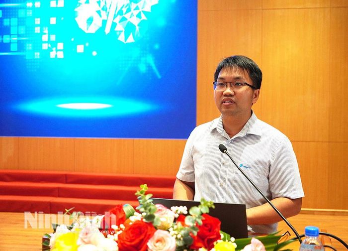 Kỹ thuật viên của VNPT hướng dẫn các thao tác nghiệp vụ tại lớp tập huấn.