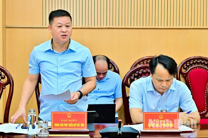 Đại diện Trung tâm Phát triển quỹ đất tỉnh phát biểu tại hội nghị.