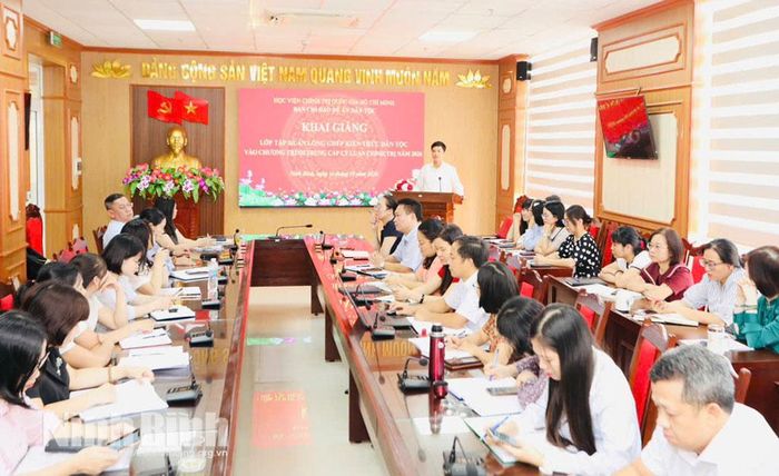 Các đại biểu dự khai giảng Lớp tập huấn.