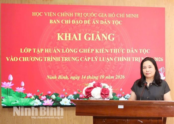 TS Nguyễn Thị Hà, Phó Viện trưởng Viện Dân tộc và Tôn giáo, Học viện Chính trị quốc gia Hồ Chí Minh trình bày nội dung cơ bản của các chuyên đề tại lớp tập huấn.