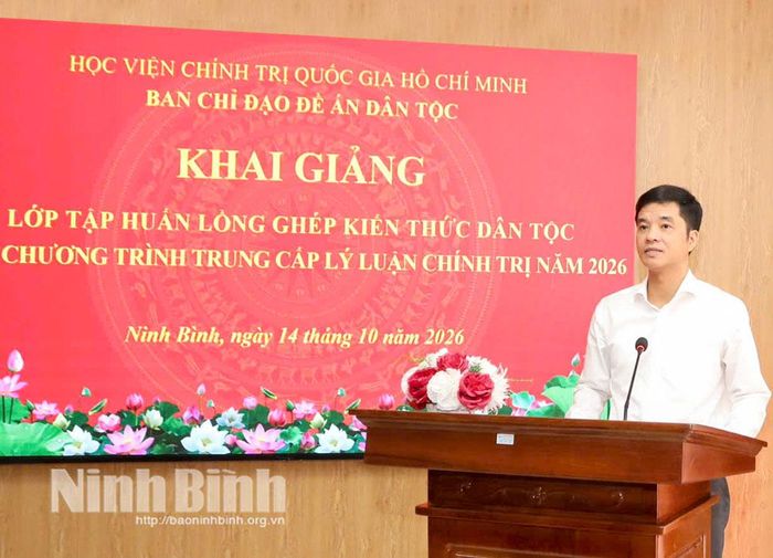 Đồng chí Phan Thành Công, Tỉnh ủy viên, Hiệu trưởng Trường Chính trị Trường Chinh phát biểu tại lễ khai giảng Lớp tập huấn.