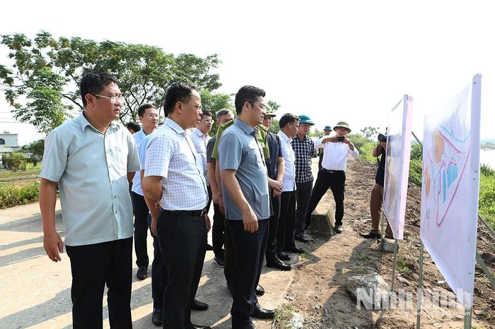 Đồng chí Phó Chủ tịch UBND tỉnh Trần Anh Dũng kiểm tra thực địa vùng quy hoạch phát triển Khu đô thị nghỉ dưỡng, sinh thái, vui chơi giải trí biển Quất Lâm tại xã Giao Ninh.