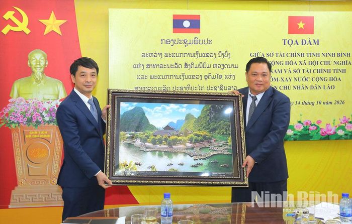 Đồng chí Giám đốc Sở Tài chính tỉnh Ninh Bình tặng quà lưu niệm cho đồng chí Giám đốc Sở Tài chính tỉnh U-Đôm-Xay.