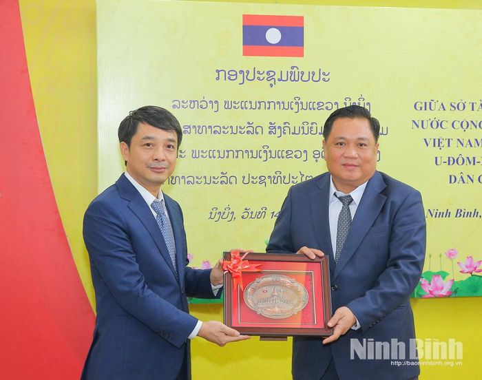 Đồng chí Giám đốc Sở Tài chính tỉnh U-Đôm-Xay tặng quà lưu niệm cho đồng chí Giám đốc Sở Tài chính tỉnh Ninh Bình.