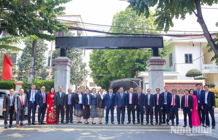 Các đại biểu chụp ảnh lưu niệm.