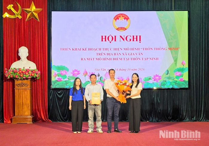 Ban Chủ nhiệm mô hình điểm “Thôn thông minh” thôn Tập Ninh ra mắt tại hội nghị.