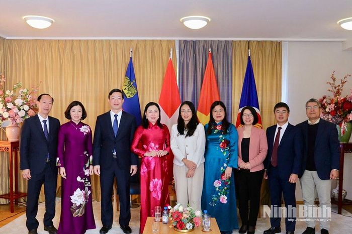 Đoàn công tác chụp ảnh lưu niệm với Đại sứ và cán bộ Đại sứ quán Việt Nam tại Thụy Sĩ.