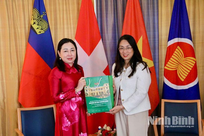 Đại sứ Châu Mai Anh tặng quà đồng chí Đinh Thị Lụa, Phó Bí thư Tỉnh ủy, Chủ tịch Ủy ban MTTQ Việt Nam tỉnh.