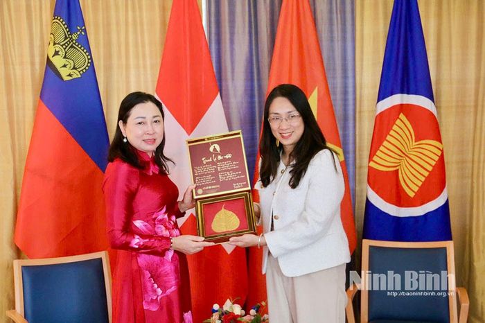 Đồng chí Đinh Thị Lụa, Phó Bí thư Tỉnh ủy, Chủ tịch Ủy ban MTTQ Việt Nam tỉnh tặng quà Đại sứ Châu Mai Anh.