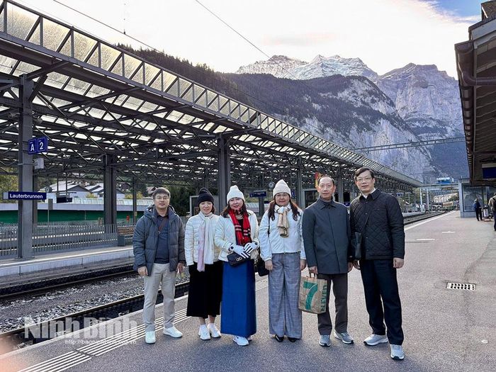 Đoàn chụp ảnh lưu niệm khi đến khảo sát làng Lauterbrunnen.
