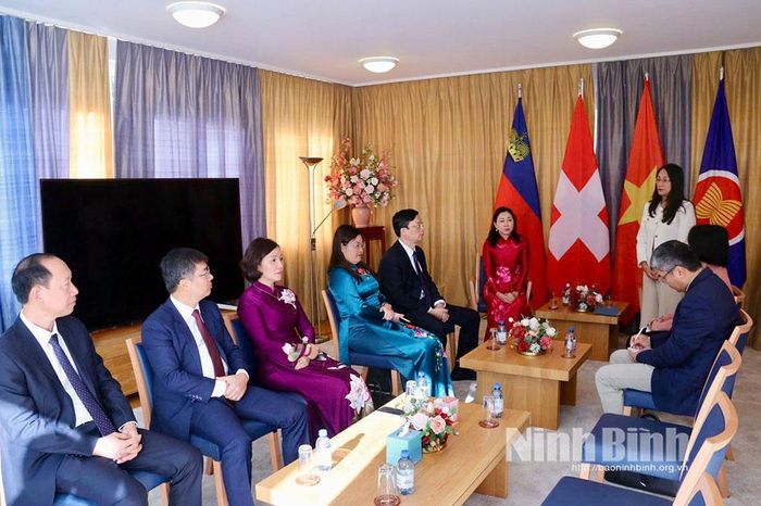Quang cảnh buổi làm việc.