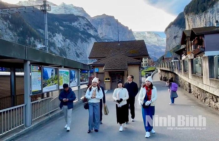 Đoàn khảo sát thực tế tại làng Lauterbrunnen.