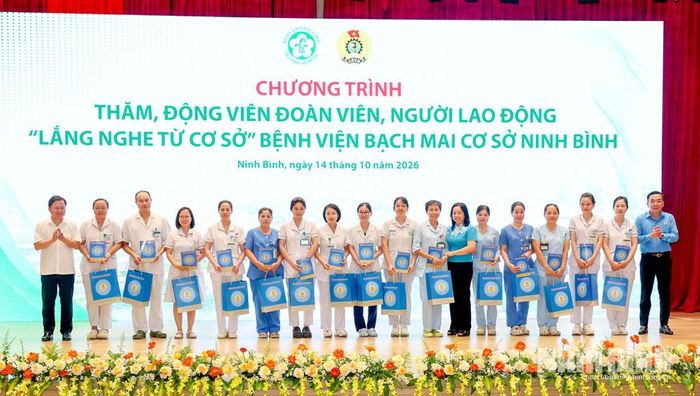 Đồng chí Chủ tịch Tổng Liên đoàn Lao động Việt Nam Nguyễn Anh Tuấn cùng các lãnh đạo Tổng Liên đoàn trao quà cho đoàn viên và người lao động.