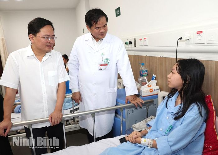 Đồng chí Chủ tịch Tổng Liên đoàn Lao động Việt Nam Nguyễn Anh Tuấn thăm hỏi tặng qua bệnh nhân đang điều trị tại Bệnh viện.