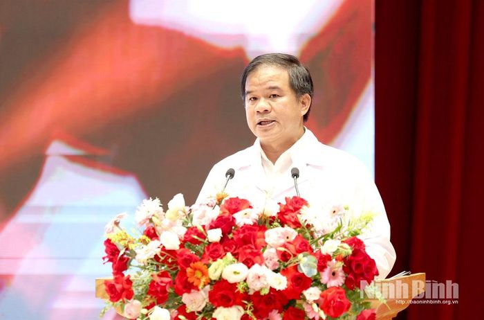 PGS. TS Đào Xuân Cơ, Giám đốc Bệnh viện Bạch Mai báo cáo khái quát tình hình Bệnh viện và một số kiến nghị tại chương trình.