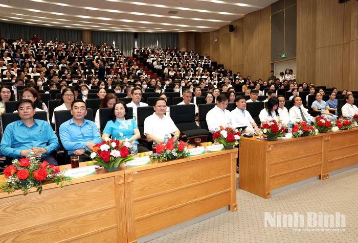 Các đại biểu dự chương trình.