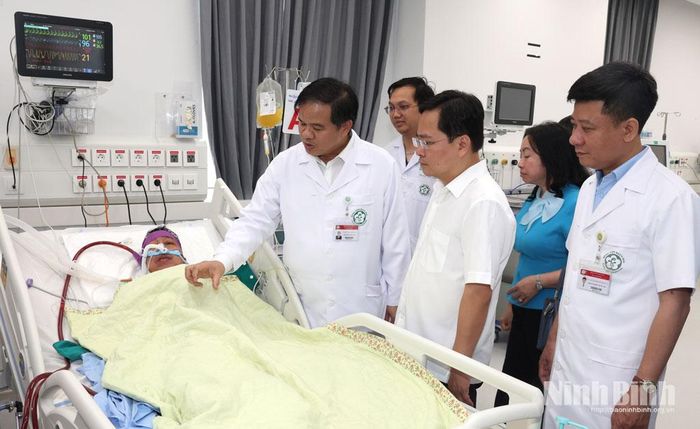 Đồng chí Chủ tịch Tổng Liên đoàn Lao động Việt Nam Nguyễn Anh Tuấn thăm ca bệnh nặng, phải dùng trang thiết bị y tế phục vụ điều trị bệnh.