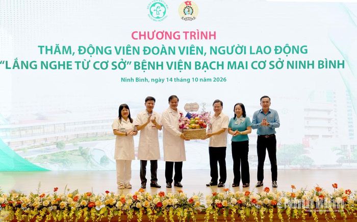 Đồng chí Chủ tịch Tổng Liên đoàn Lao động Việt Nam Nguyễn Anh Tuấn tặng quà cho tập thể Bệnh viện.
