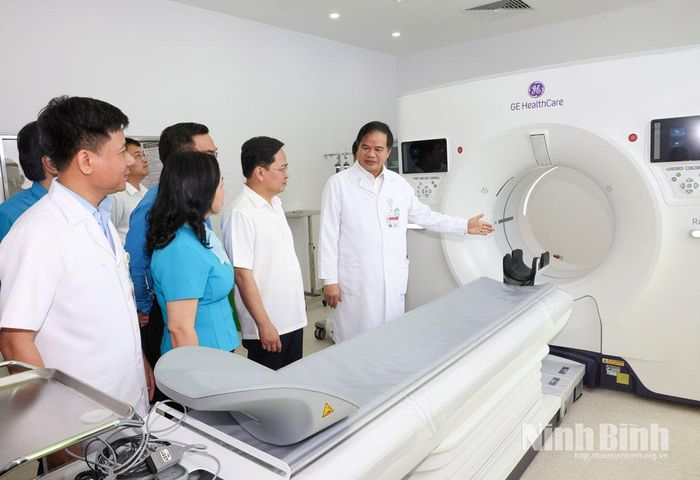 Đồng chí Chủ tịch Tổng Liên đoàn Lao động Việt Nam Nguyễn Anh Tuấn thăm quan cơ sở vật chất, trang thiết bị phục vụ việc chuẩn đoán điều trị bệnh.