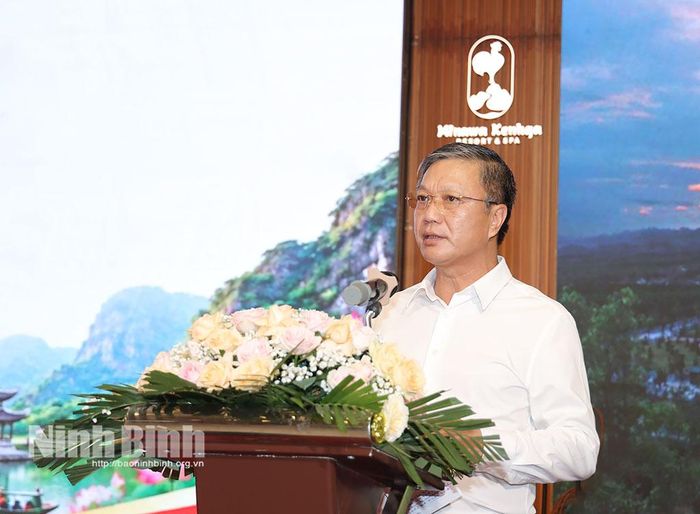 Đồng chí Đinh Việt Dũng, Ủy viên Ban Thường vụ Tỉnh ủy, Trưởng Ban Tổ chức Tỉnh ủy phát biểu tại buổi gặp mặt.