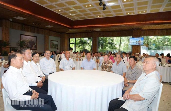 Các đại biểu dự buổi gặp mặt.