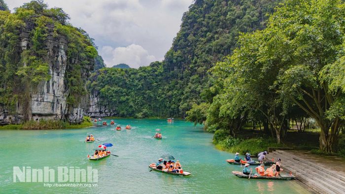 Nhờ nghề chèo đò, đời sống của chị em phụ nữ phường Tây Hoa Lư ngày càng được cải thiện.