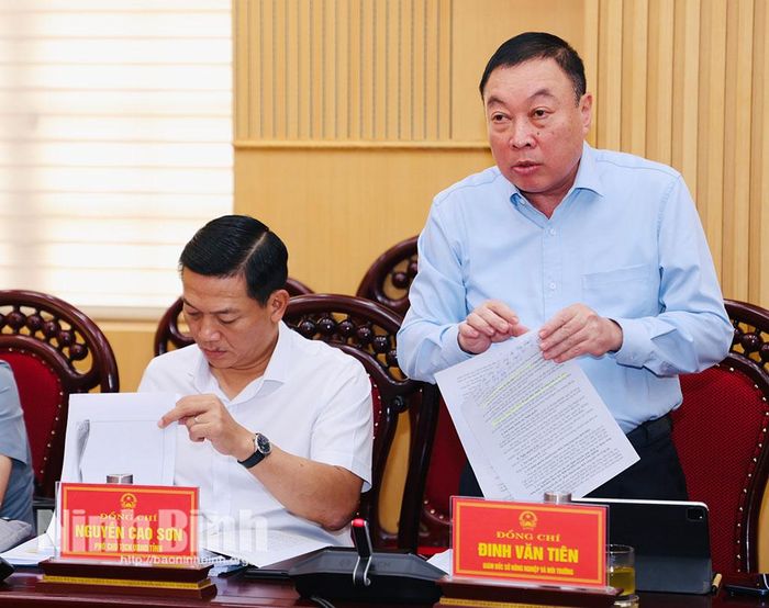 Đồng chí Đinh Văn Tiên, Ủy viên Ban Thường vụ Tỉnh ủy, Giám đốc Sở Nông nghiệp và Môi trường phát biểu tại hội nghị.