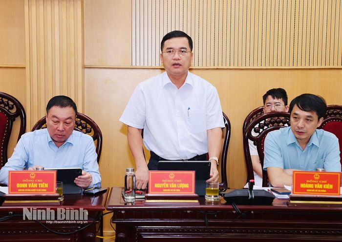 Đồng chí Nguyễn Văn Lượng, Ủy viên Ban Thường vụ Tỉnh ủy, Giám đốc Sở Xây dựng phát biểu tại hội nghị.