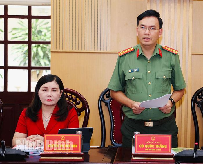 Đồng chí Đại tá Cù Quốc Thắng, Ủy viên Ban Thường vụ Tỉnh ủy, Giám đốc Công an tỉnh phát biểu tại hội nghị.