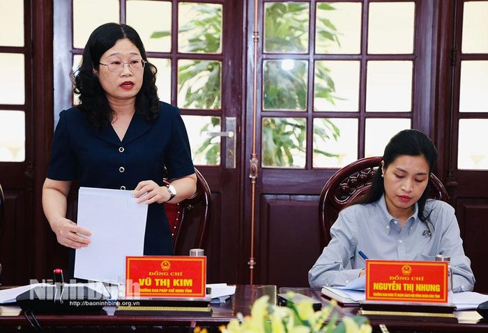 Đồng chí Vũ Thị Kim, Tỉnh ủy viên, Trưởng Ban pháp chế HĐND tỉnh phát biểu tại hội nghị.