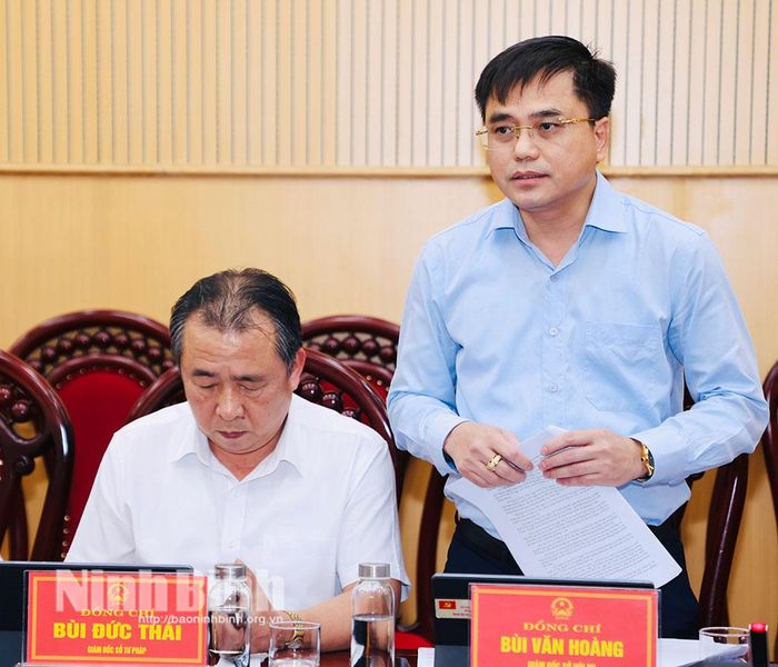 Đồng chí Bùi Văn Hoàng, Tỉnh ủy viên, Giám đốc Sở Nội vụ phát biểu tại hội nghị.