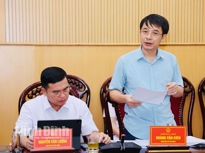 Đồng chí Hoàng Văn Kiên, Tỉnh ủy viên, Giám đốc Sở Tài chính phát biểu tại hội nghị.