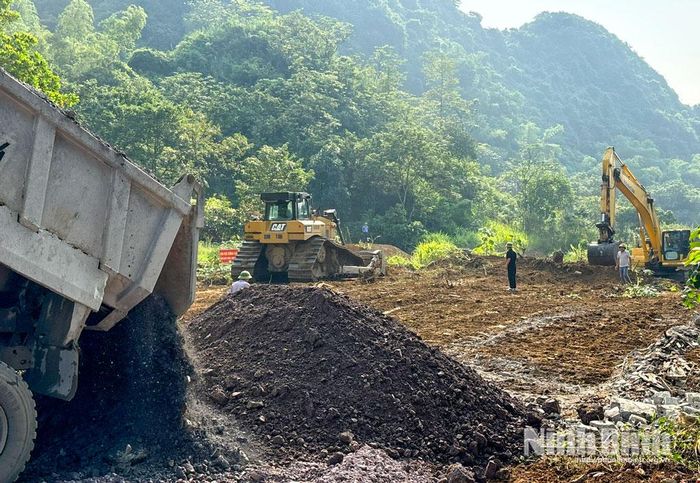 Nhà thầu thi công tiến hành san lấp, lu lèn ngay khi nhận bàn giao mặt bằng.