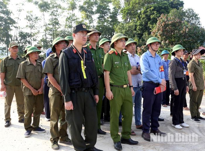 Các lực lượng tham gia cưỡng chế và GPMB thu hồi đất thực hiện dự án.